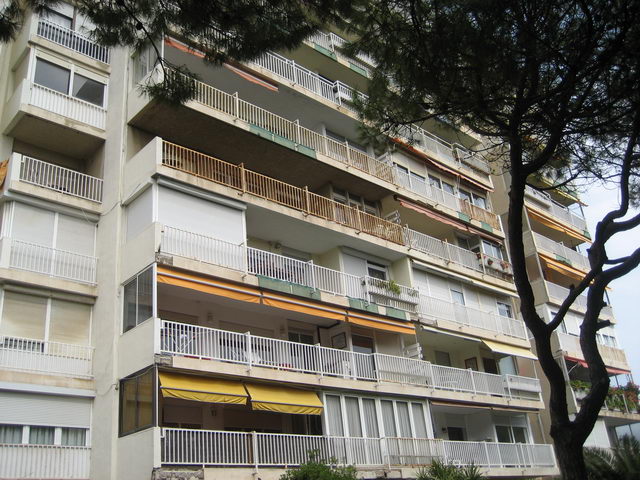 Parte del edificio Bermar Park de Gav&agrave; Mar todav&iacute;a pendiente de reformar (Marzo de 2008)